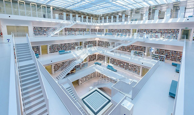 Nội thất hiện đại của Thư viện Stuttgart, ở Stuttgart, Đức