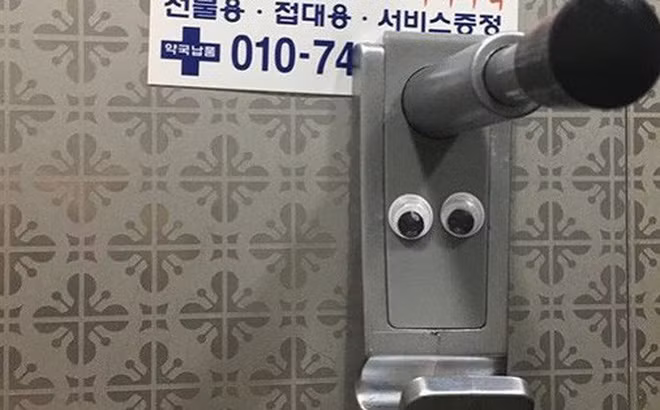 Những hình ảnh đã được nam nghệ sĩ đăng tải trên @that_is_just_sticker.