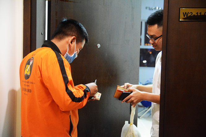 Công việc đòi hỏi mỗi người giao hàng phải là một “cú đêm” chính hiệu. Ảnh: HOÀI NHÂN.