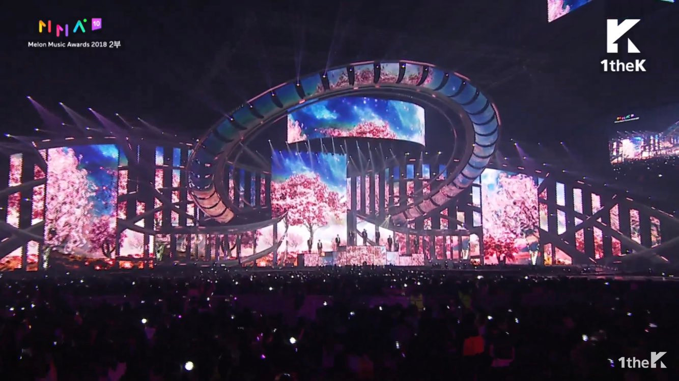 Sân khấu hoành tráng.