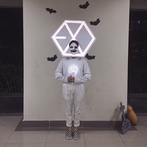 Màn hóa trang vừa "lầy", vừa chất của một EXO-L trong lễ hội hóa trang của trường.