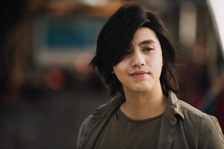 Còn đây là hình ảnh Noo Phước Thịnh với mái tóc dài lãng tử khác biệt. Nhiều người không khỏi ngạc nhiên vì việc chăm chỉ thay đổi hình ảnh trong khoảng thời ngắn của anh chàng.