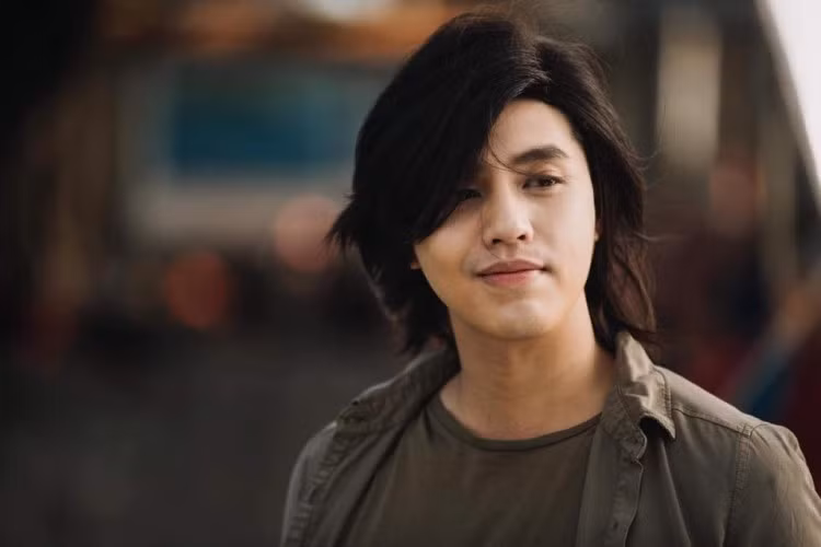 Còn đây là hình ảnh Noo Phước Thịnh với mái tóc dài lãng tử khác biệt. Nhiều người không khỏi ngạc nhiên vì việc chăm chỉ thay đổi hình ảnh trong khoảng thời ngắn của anh chàng.