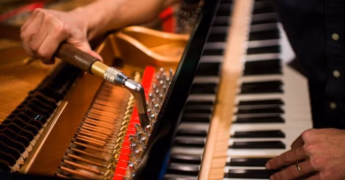 Google: “Chọn một thành phố bất kì và ước tính số lượng người lên dây đàn piano đang làm việc ở đây.” (Ảnh: Cortez Music School)