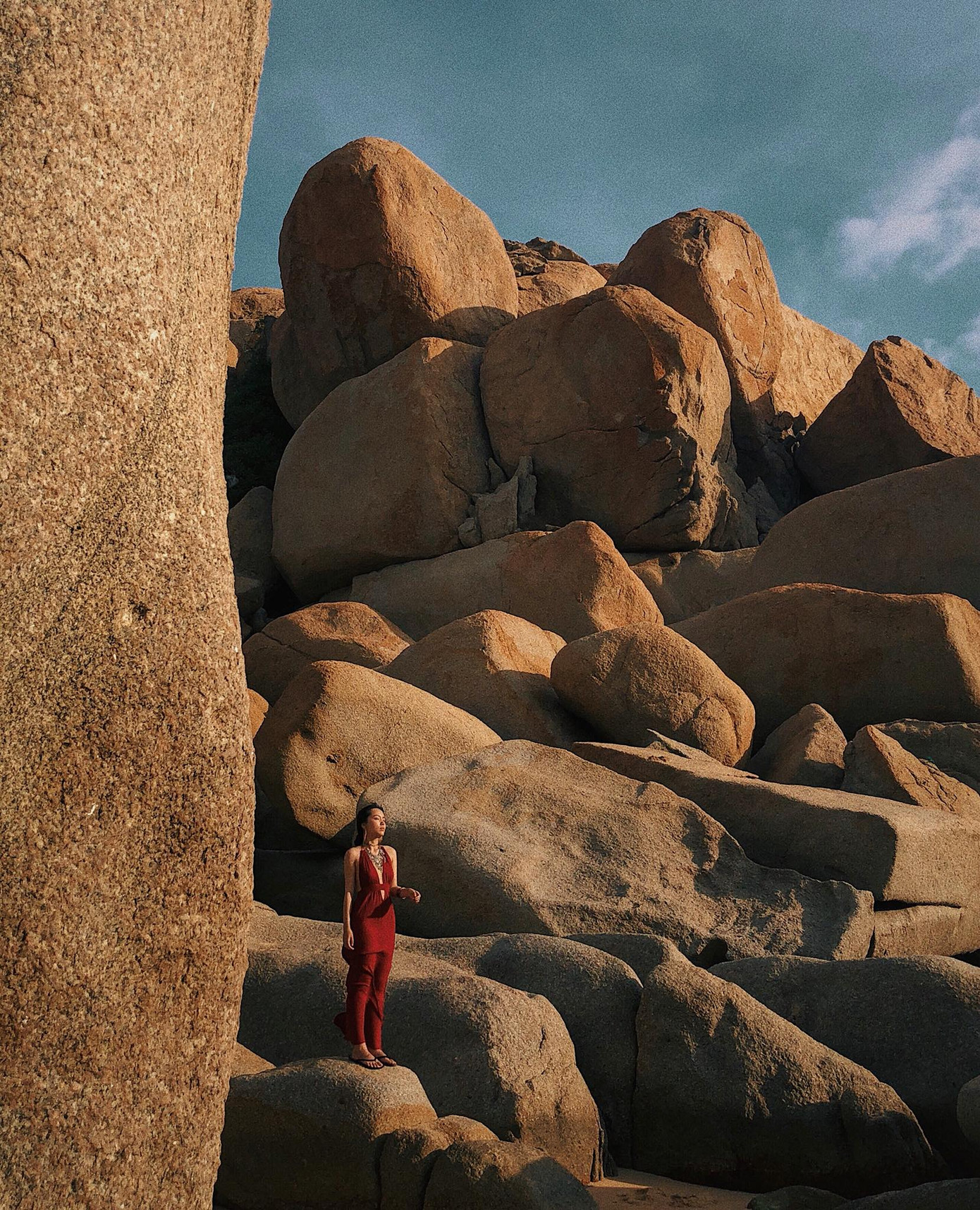 Khu vực tắm biển Mũi Dinh với những mỏm đá hình thù kỳ lạ cũng được Khu vực tắm biển Mũi Dinh với những mỏm đá hình thù kỳ lạ cũng được Hà Trúc ghi lại trong chuyến đi. ghi lại trong chuyến đi.