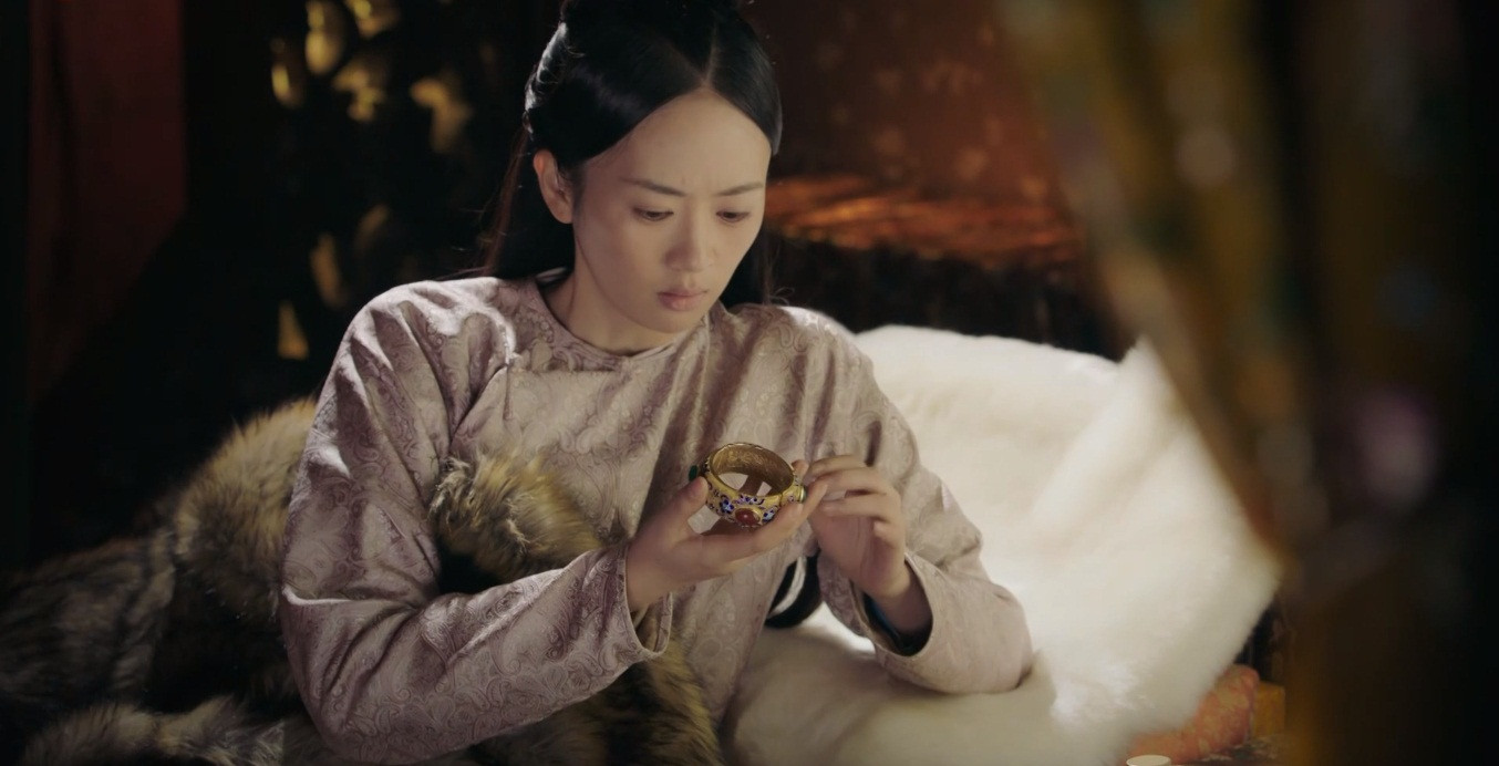 Nàng một lòng trung thành với Hoàng hậu Phú Sát nhưng lại bị tính kế, đeo mãi chiếc vòng tay chứa hạt linh lăng nên mãi không có con.