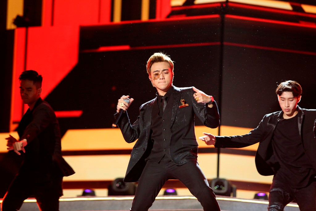 Vào đúng 22h30, “Hoàng tử pop” Soobin Hoàng Sơn khuấy động sân khấu với hai ca khúc được khán giả yêu thích: mash up Vui Đi Em + La La La và ca khúc I know you know (remix).