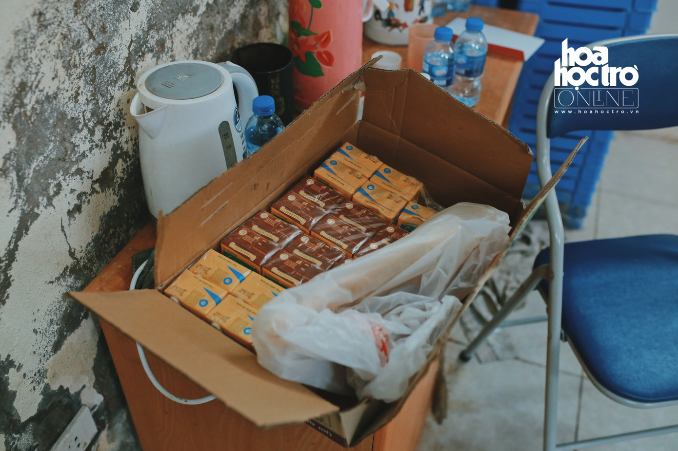 Những thùng đồ tiếp tế của các nhà hảo tâm gửi đến cho người dân bị ảnh hưởng do vụ cháy.