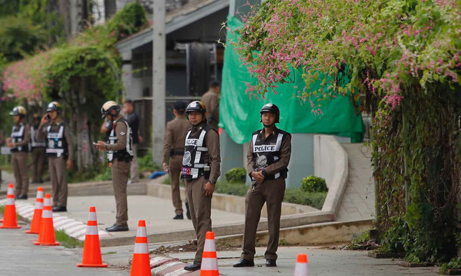 Khu vực xung quanh bệnh viện được bố trí lực lượng cảnh sát canh giữ.