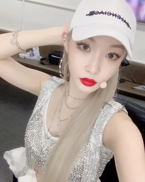 Với các cô gái chuộng style trang điểm sexy thì kiểu kẻ viền môi sắc nét là chiêu làm đẹp lý tưởng. Chungha thường xuyên áp dụng cách tô son full môi này, nhờ đó, đôi môi cô nàng trở nên đầy đặn, dày mọng hơn.