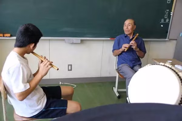 Cậu bạn được dạy đầy đủ các môn học, tham gia nhiều hoạt động bổ ích tại ngôi trường của mình.