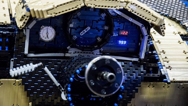 Bảng đồng hồ với đồng hồ đo áp suất bên trái.