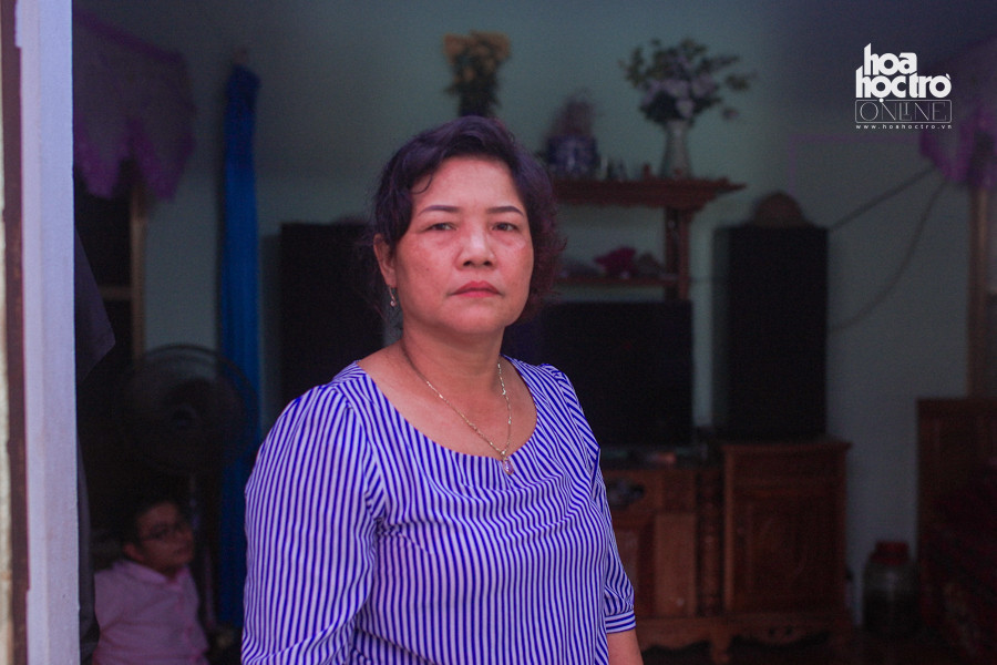 Cô Vũ Thị Hiến - mẹ em L. rất bức xúc khi chia sẻ với phóng viên về câu chuyện.