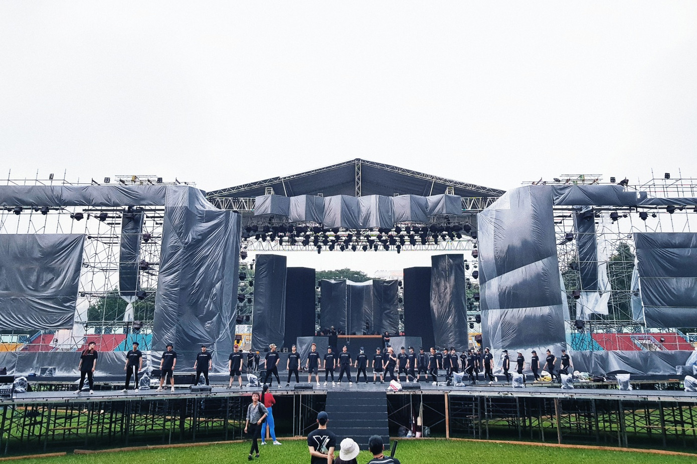 Lộ diện sân khấu liveshow kỷ niệm 10 năm ca hát của Đông Nhi ảnh 5