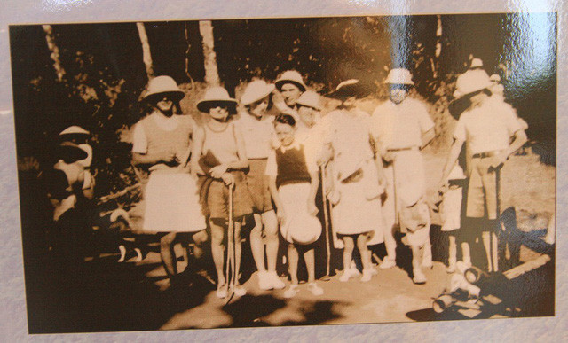 Những vị khách du lịch tại Bạch Mã (ảnh chụp vào năm 1936, sau 1 năm Bạch Mã đón khách, nguồn: Claudine Richard)