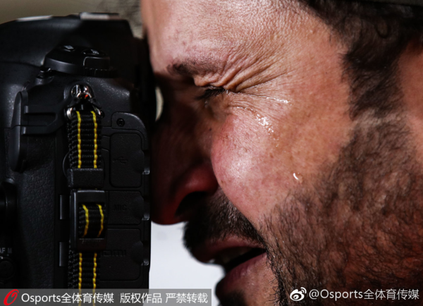 Anh bật khóc nức nở khi tận mắt chứng kiến đội nhà thua trận.