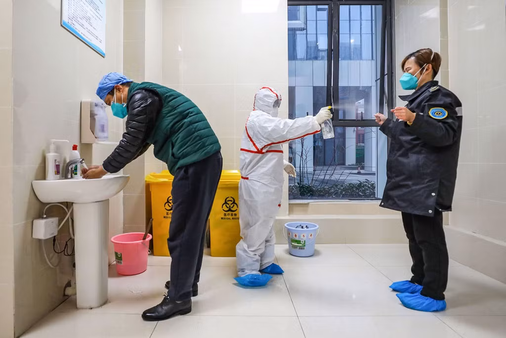 Các nhân viên y tế giúp nhau khử trùng để tránh lây nhiễm virus corona. Hiện đã có hai bác sĩ Trung Quốc tử vong vì dịch bệnh. Ảnh: Getty Images.