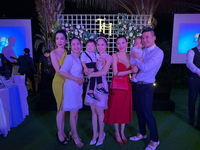 Đám cưới của cả hai diễn ra riêng tư với sự góp mặt của gia đình và bạn bè.