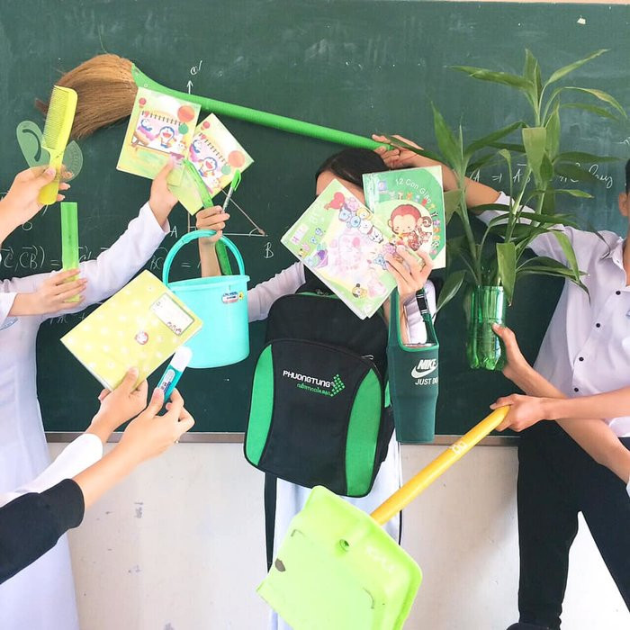 Cả chổi hay đựng rác cũng được đem vào nhằm tăng tính phong phú cho bộ ảnh.