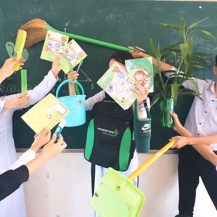 Cả chổi hay đựng rác cũng được đem vào nhằm tăng tính phong phú cho bộ ảnh.