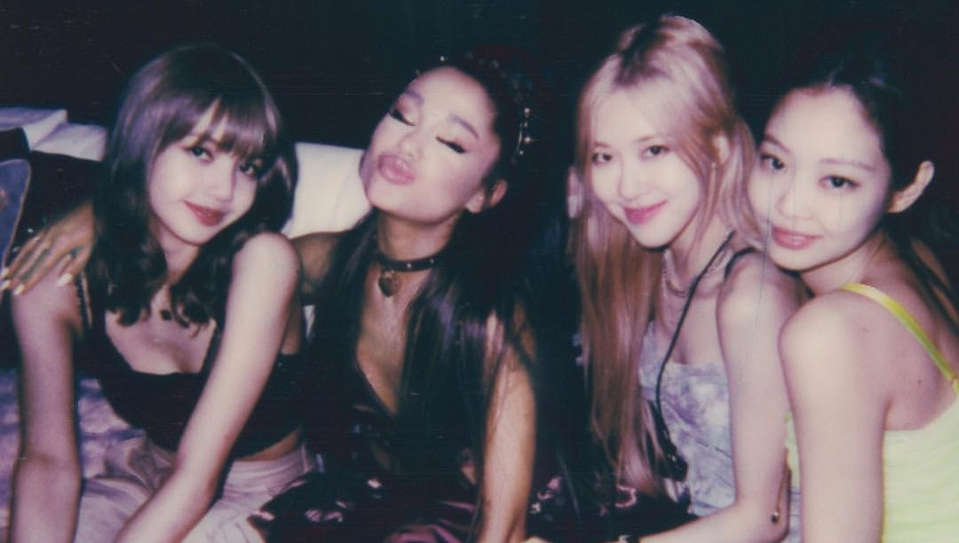 Jisoo vắng mặt trong bức ảnh BLACKPINK chụp chung với Ariana Grande.