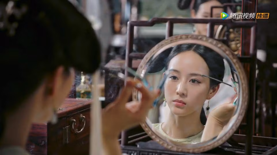 Trang điểm "lồng lộn" để chuẩn bị "làm cỏ" hậu cung.