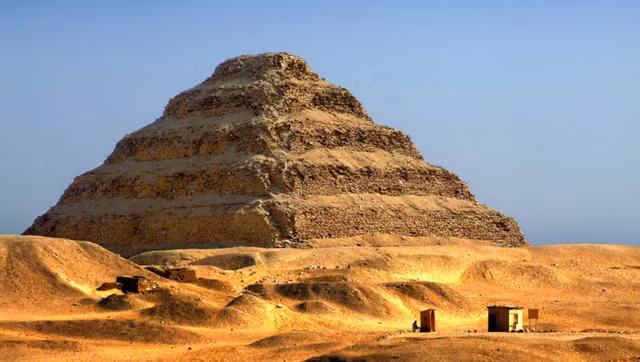 Djoser - Kim tự tháp đầu tiên của người Ai Cập cổ đại.