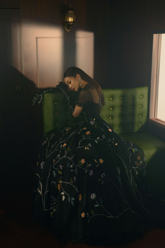 Quyền lực với váy dáng suông thêu hoa, layout trang điểm sắc lạnh mang lại thần thái cuốn hút cho Thanh Hằng. .