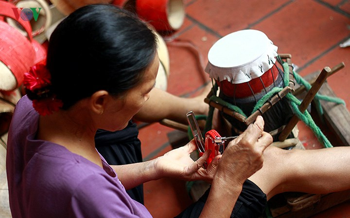 Ảnh: Người thợ lắp ghim vào súng.