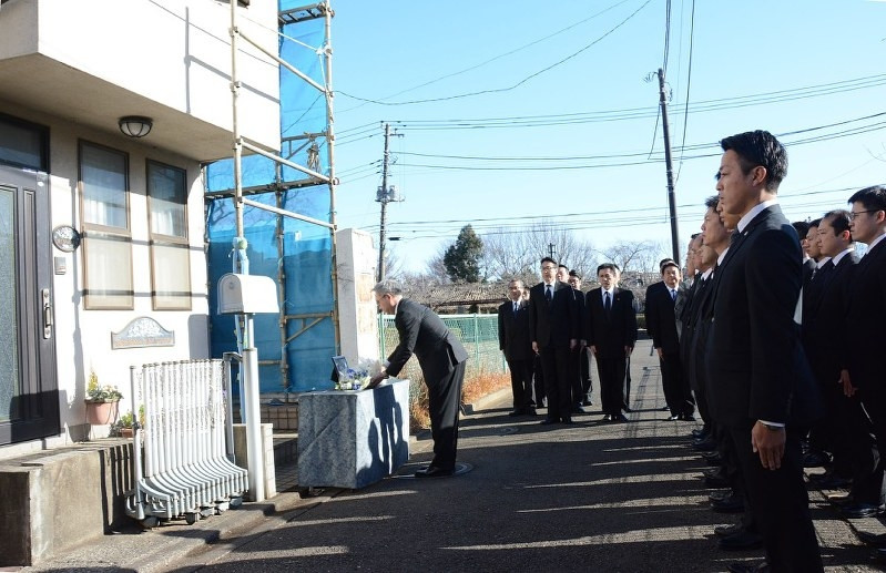 Hàng năm, đội cảnh sát Nhật Bản lại đến dâng hoa, cúi đầu tạ lỗi trước ngôi nhà của gia đình Miyazawa vì chưa tìm ra được hung thủ.