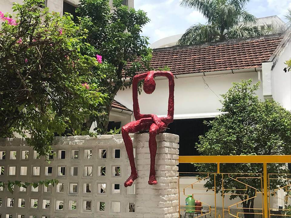 Bức tượng "Người đàn ông suy tư" được thể hiện một cách đơn giản nhưng rất độc đáo.