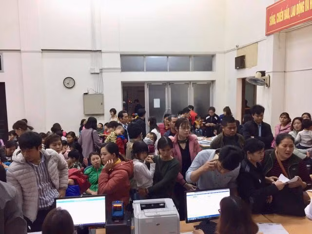 Sáng 16/3, lượng trẻ được gia đình đưa đến BV Bệnh Nhiệt đới Trung ương xét nghiệm tìm sán lợn vẫn rất đông. Ảnh: H. Hả.)