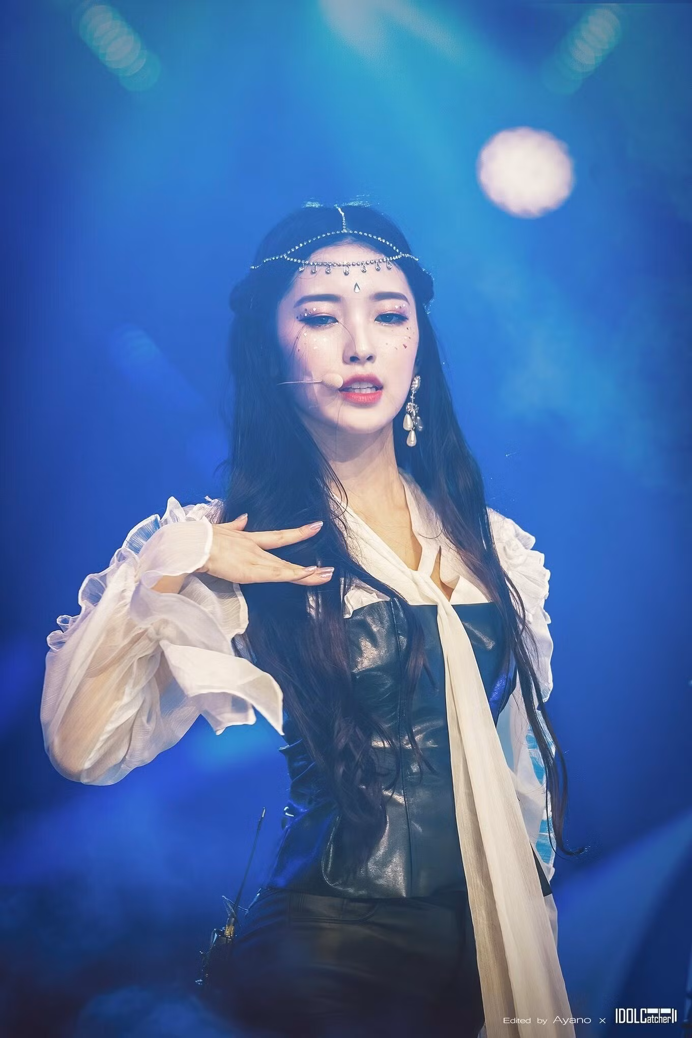 Arin (Oh My Girl) bùng nổ sức hút tại chung kết show Queendom ngày 31/10. Khuyên tai to bản càng khiến ưu điểm khuôn mặt nhỏ của Arin lộ rõ hơn.