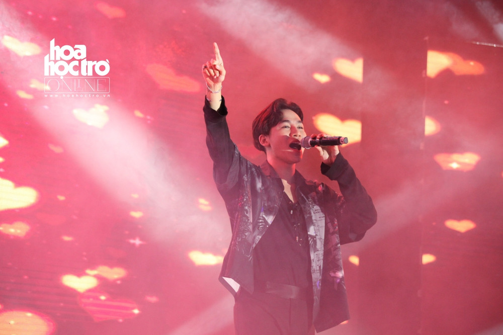 Mở đầu chuỗi bất ngờ dành cho học sinh, sinh viên tham gia sự kiện, không ít bạn trẻ phải “trong mắt” trước vẻ điển trai, cuốn hút của chàng soái ca Ali Hoàng Dương.