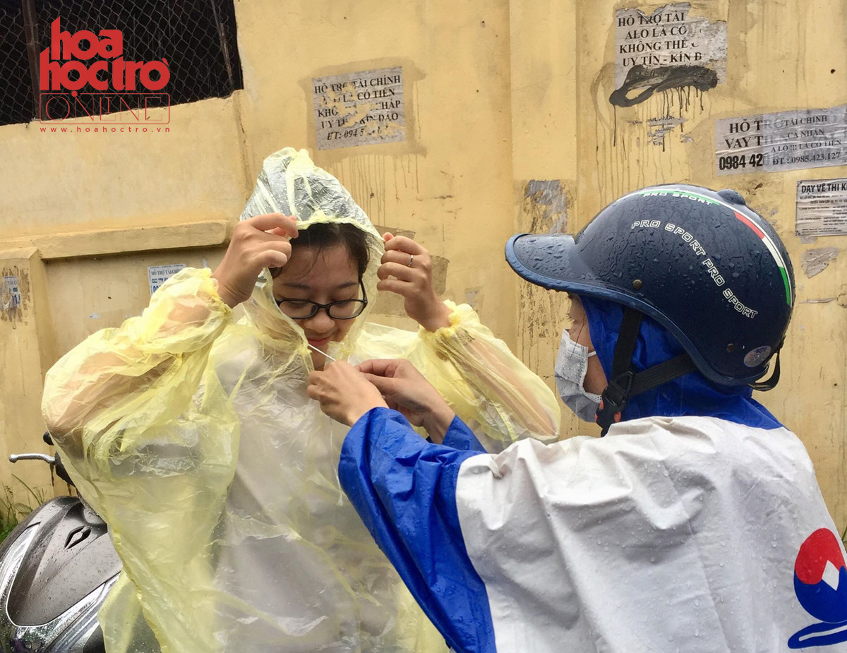 Ngay từ chiếc áo mưa, mẹ cũng muốn giúp cô bạn mặc. (Ảnh: Diệu Linh)