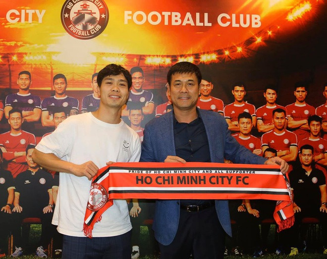 Công Phượng chụp ảnh cùng chủ tịch đội bóng Nguyễn Hữu Thắng. Ảnh: HCM City FC.