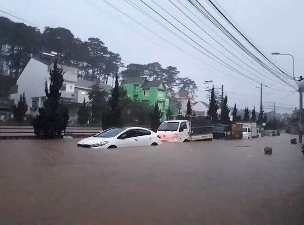 Mưa lớn, nước thoát chậm gây nhiều khó khăn cho giao thông.