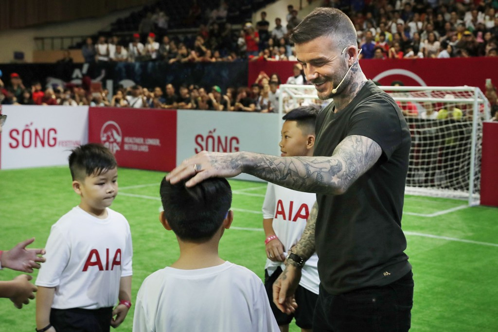 Điểm nhấn đầy thú vị của sự kiện là trận đấu “thế kỷ” giữa David Beckham với Duy Mạnh và Công Vinh.