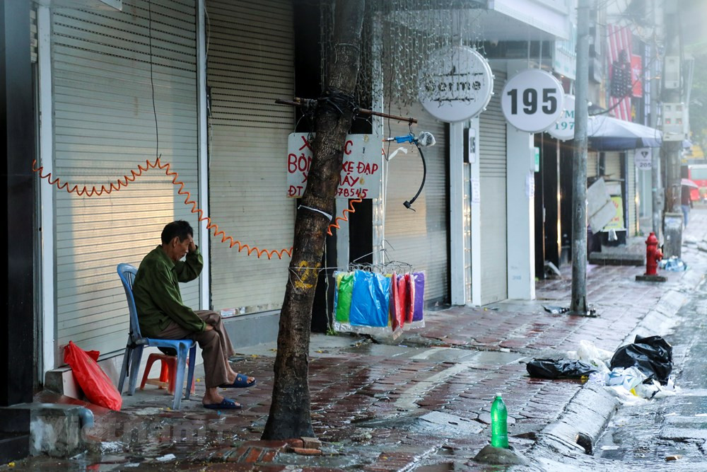 Không khí lạnh tràn về từ đêm 9/9 khiến nhiệt độ tại Hà Nội giảm sâu.