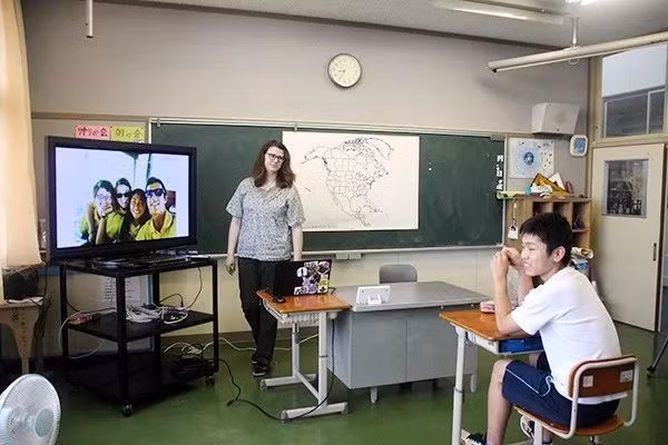 Giáo viên nước ngoài đến giảng dạy cho Shibuya Arata.
