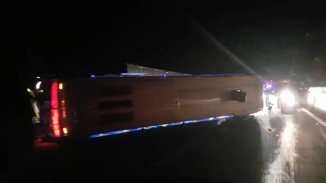 Xe lật nằm ngang giữa 2 làn đường cao tốc. (Ảnh chụp màn hình)
