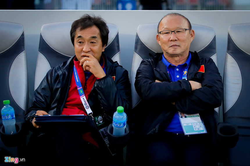 Trợ lý Lee Young-jin (trái) và HLV Park Hang-seo tại Asian Cup 2019.