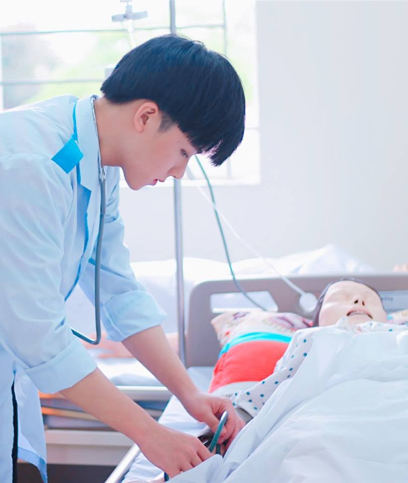 Nhìn ảnh này có bạn nữ nào muốn được anh chàng ấy &quot;khám tim&quot; cho không!