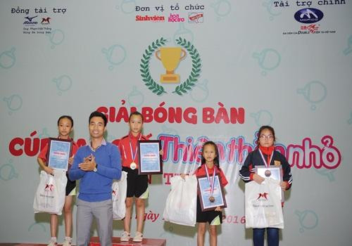 Anh Đinh Duy Hưng – Chủ nhiệm CLB Bóng bàn Duy Dưng trao giải nội dung Đơn nữ U8.