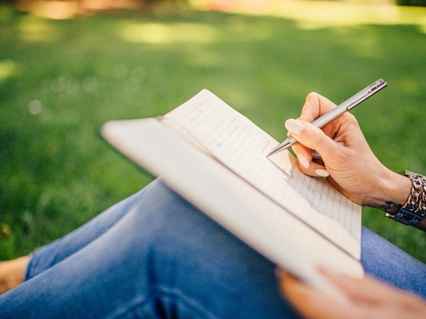 Các bác sĩ tâm lý nói rằng viết là một hoạt động có khả năng trị liệu rất tốt.