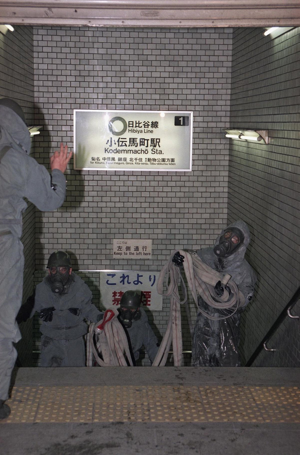 Lực lượng Phòng vệ mặc đồ Hazmat cùng mặt nạ khí.