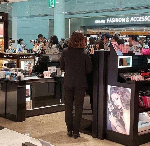 Trước khi tranh thủ mua vài món đồ, idol đã phải năn nỉ fan đừng gây náo loạn cửa hàng nhà người ta rồi đấy.