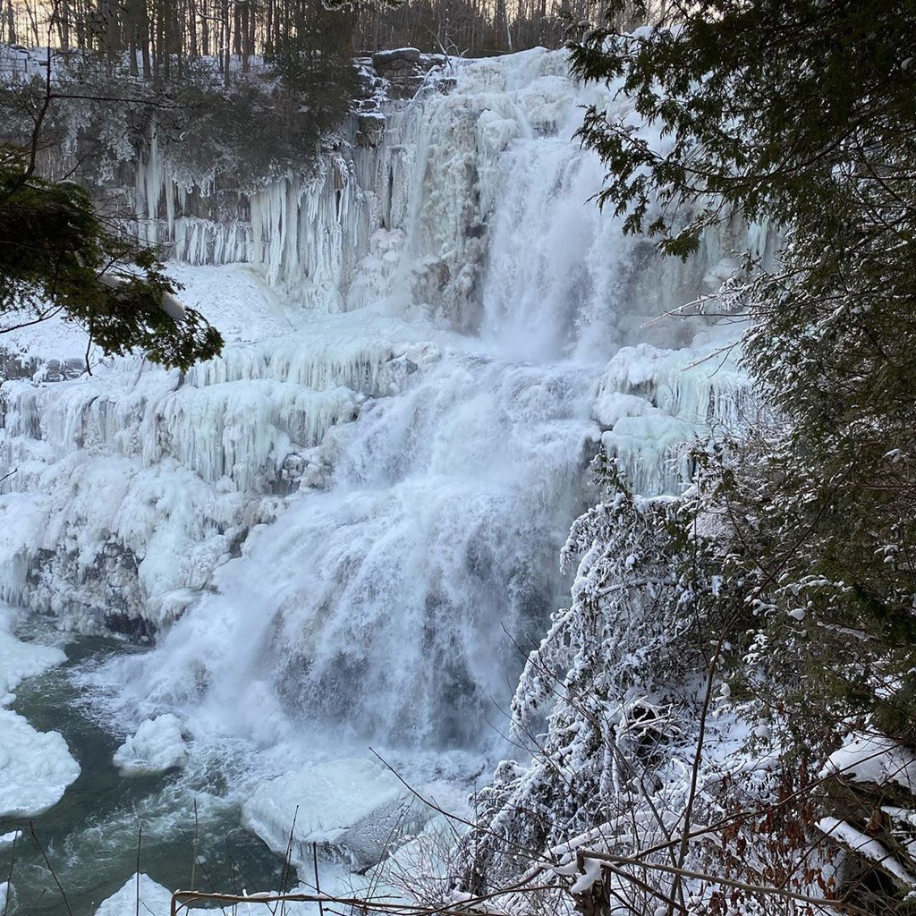 Ảnh: Johnkucko, Oropezaerik.