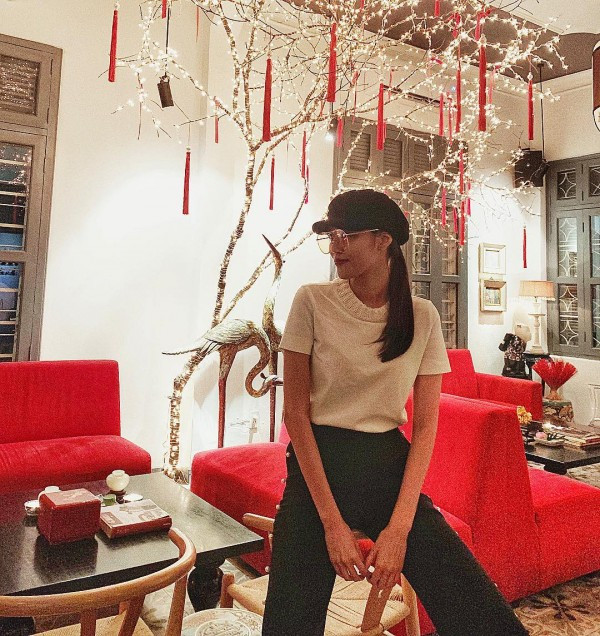 Trước đó không lâu, hoa khôi Áo dài cũng một lần úp mở chuyện mang thai khiến nhiều người thích thú. Cô chia sẻ rằng: “Gầy gầy chút xíu để năm sau béo lên là vừa nhỉ”.