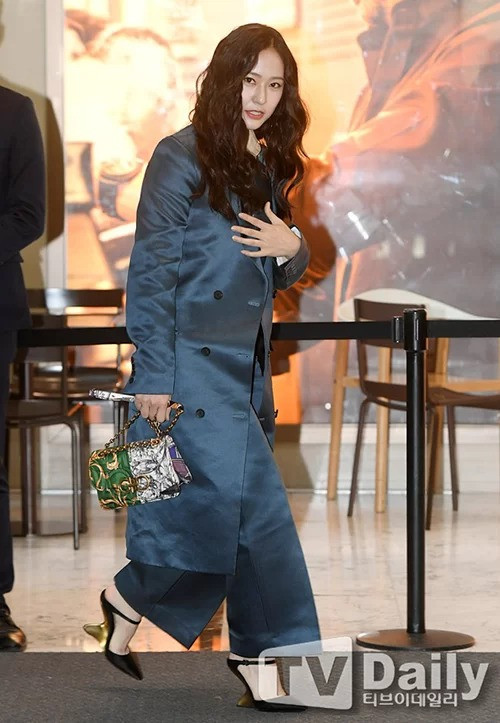 Thường xuyên mặc đồ kín mít để giấu nhược điểm cơ thể, Krystal vì thế mà cũng trở nên thiếu thanh thoát, già dặn.